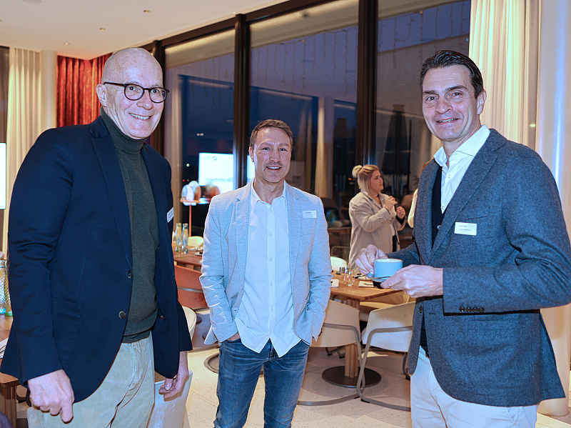 Mitglieder im Gespräch mit dem Referenten