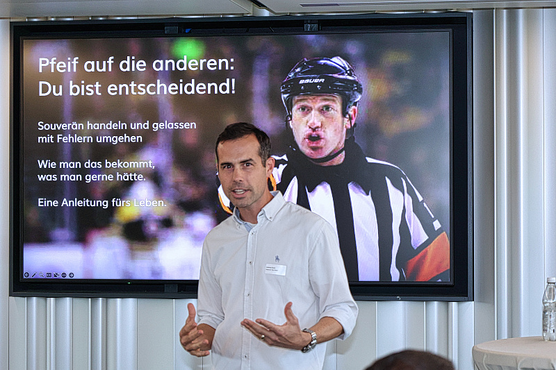 Referent Andreas Koch - Die Pfeife bei seiner Keynote